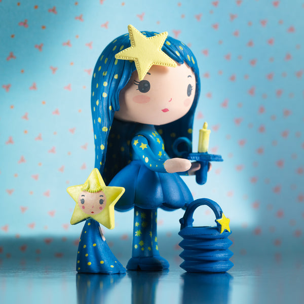 「ティーニー ルズ&ライト」という商品です。美しい魔法の世界の女の子ルズと仲間の流れ星ライトの人形セット。TINYLY(ティーニー)のフィギュアシリーズ。